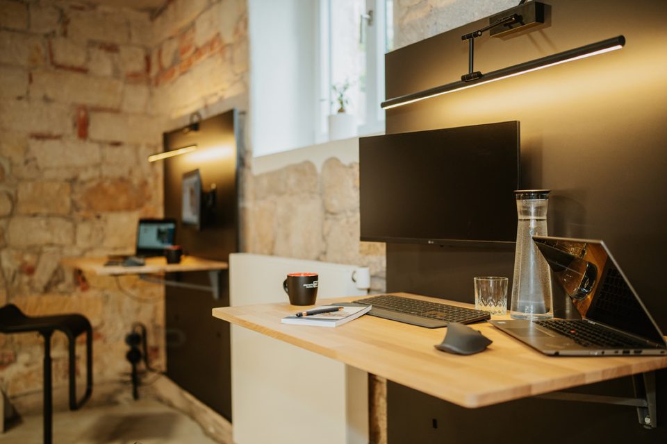 Arbeitsplatz in der Villa am Elbufer